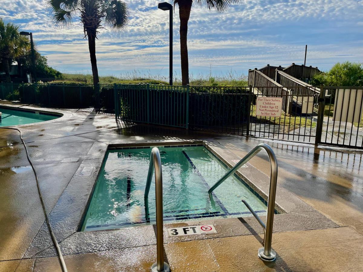 Oceanview Condo With Pool, Hot Tub, Balcony, Right On The Beach Myrtle Beach Exterior photo